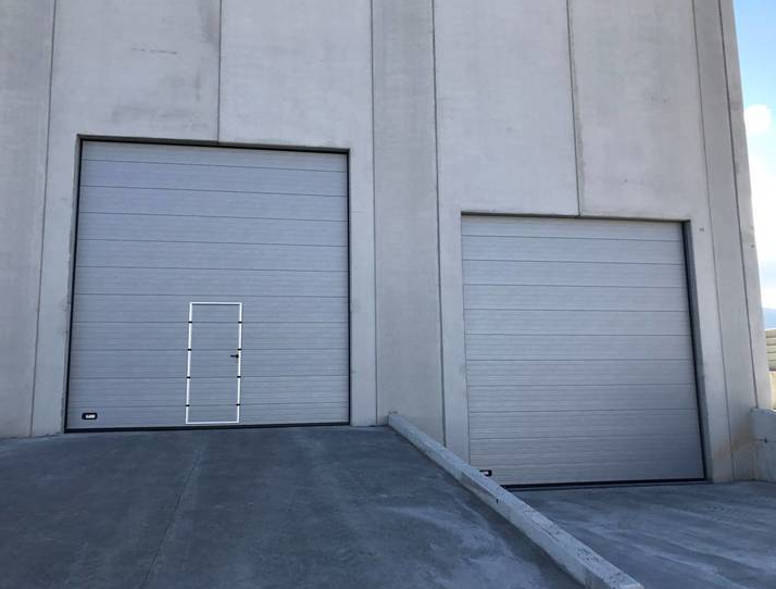 puerta industrial con puerta
