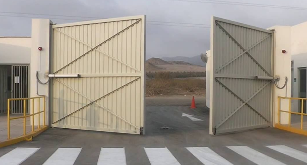 puerta industrial de dos hojas